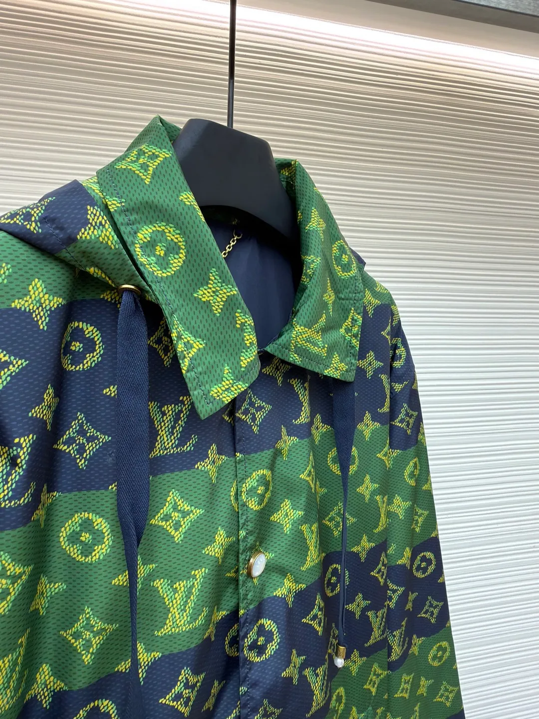 LOUIS VUITTON contrasting color presbyopic hooded jacket ●Original version: purchased and developed by 24386 ●Item number: 1681295-B60 ●Material: polyester fiber fabric ●Technology: printing production ●Color: blue and green color matching ●Version: fitted version ●Weight: about 510 grams ●Size: 46-48-50-52 ●Description: When classic Monogram presbyopia meets contrasting stripes, this LV jacket instantly ignites the trend! The collision of green and navy is full of tension, the presbyopia logo all over the floor shows the pedigree of the luxury brand, and the hooded design takes into account both style and practicality. Whether you are going out on the street or socializing in luxury, it can make you stand out from the crowd in one second. It is an excellent choice for advanced wear for presbyopia lovers. Wear it and you will be a walking fashion hormone. The overall wiring is straight and delicate, the fabric is comfortable and soft, and the color is consistent without color difference. It can be matched with the same style to create a fashionable look and control various occasions. Customized accessories, complete with three standards, same style for men and women!